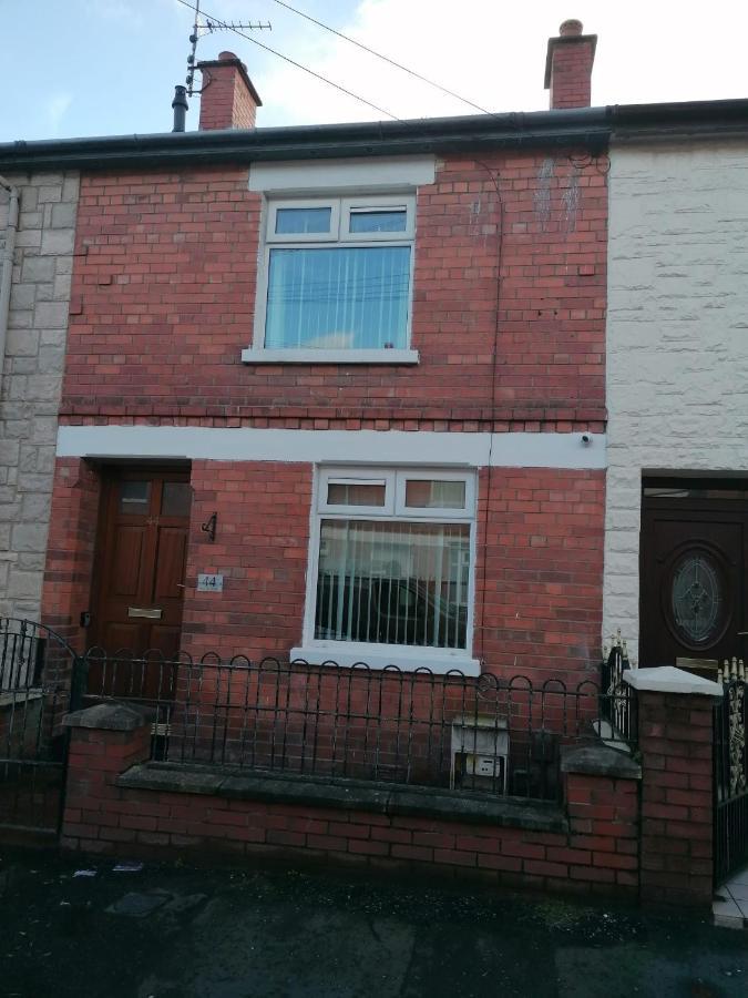 Maire Toireasa - Cosy Refurbished Property In The Gaeltacht Quarter Belfast Ngoại thất bức ảnh